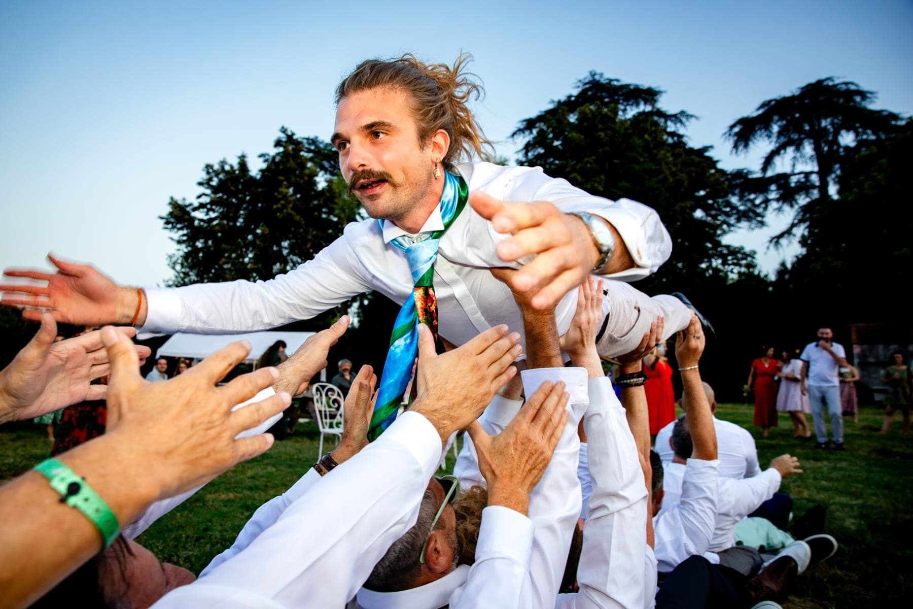 Marié crowd surfing au coucher du soleil lors de la soirée — photographe mariage Occitanie