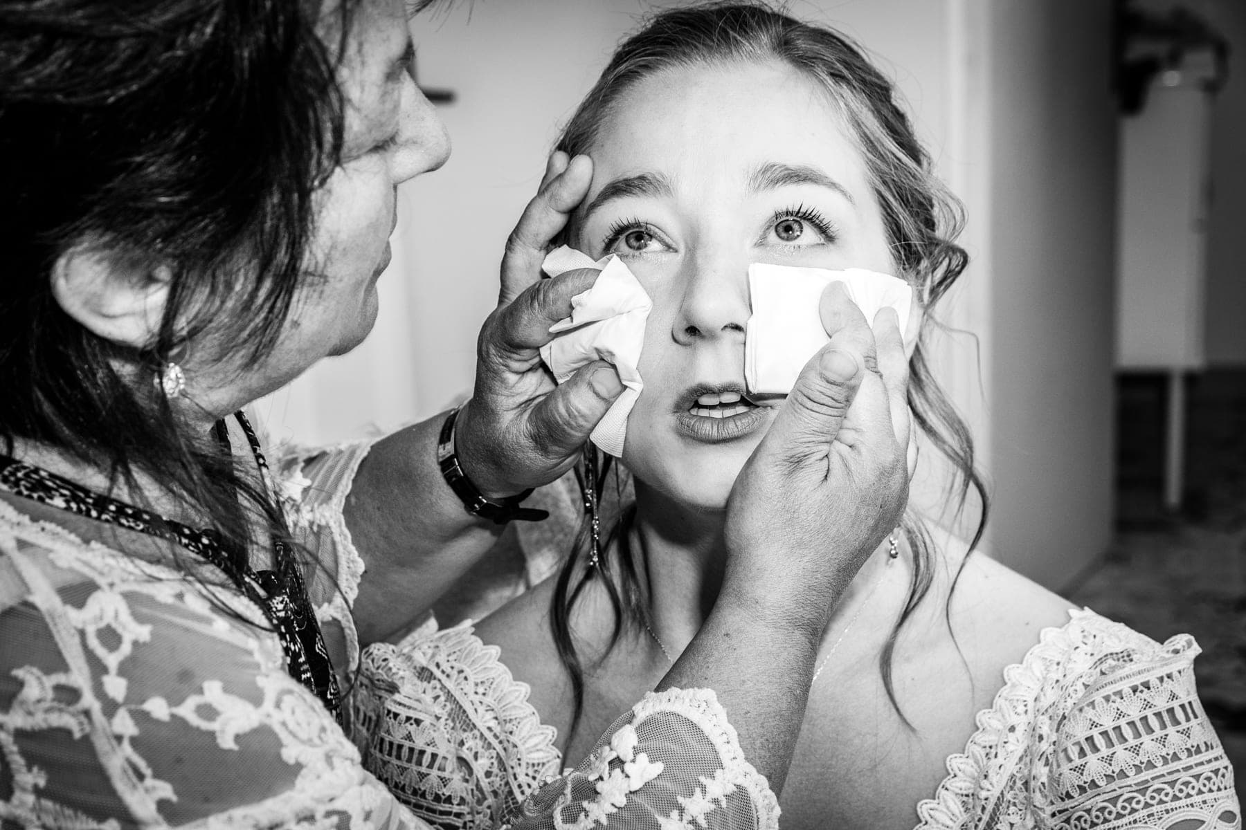 Maman essuie les larmes de la mariée — émotion préparatifs mariage Montauban