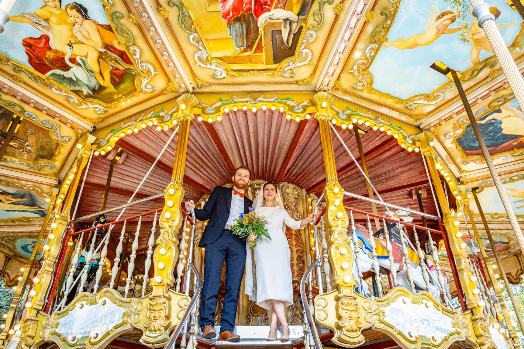 Couple sur un manège lors de leur mariage — photographe mariage original Montauban