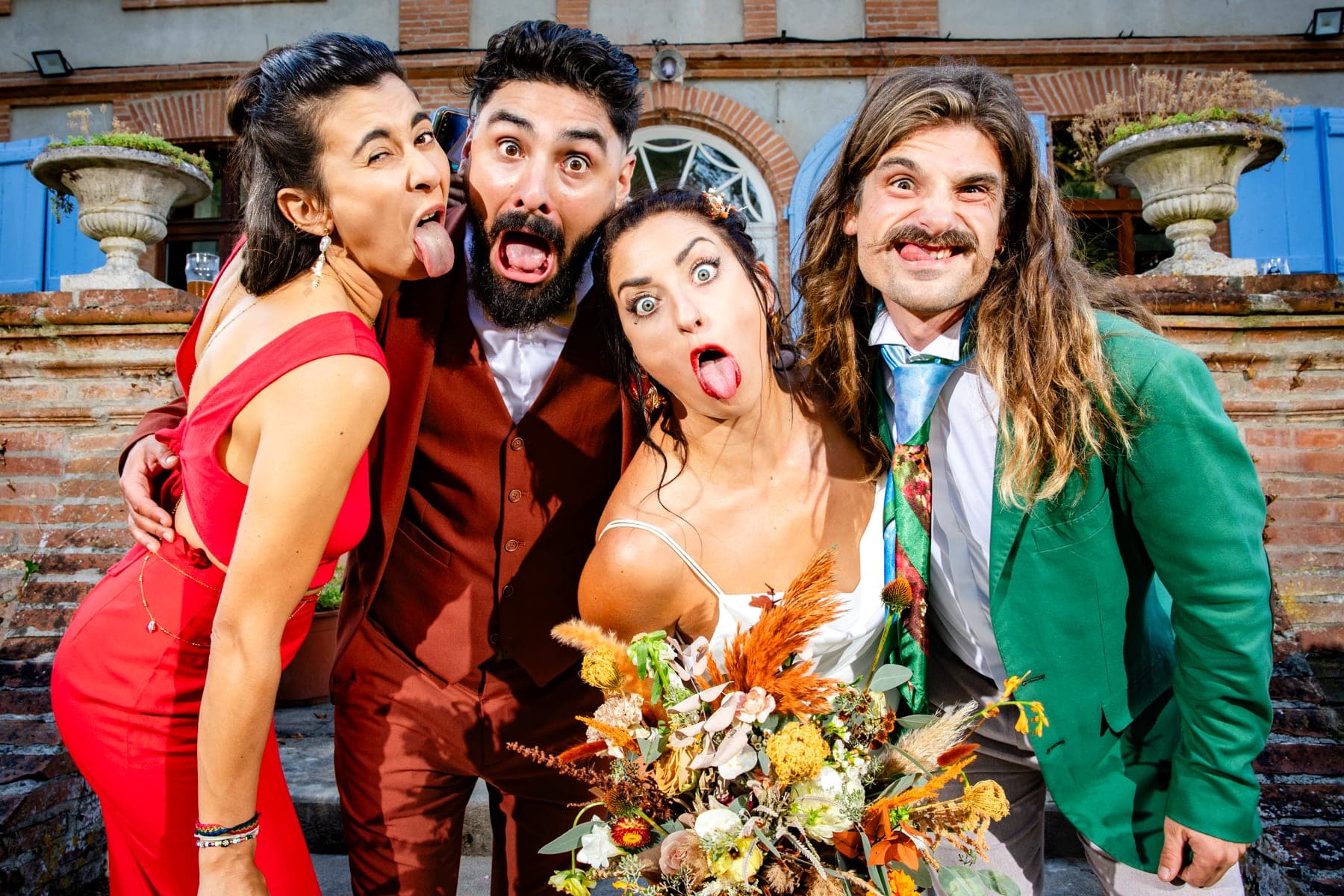 Groupe joyeux de mariés complices tirant la langue — ambiance mariage festif Montauban