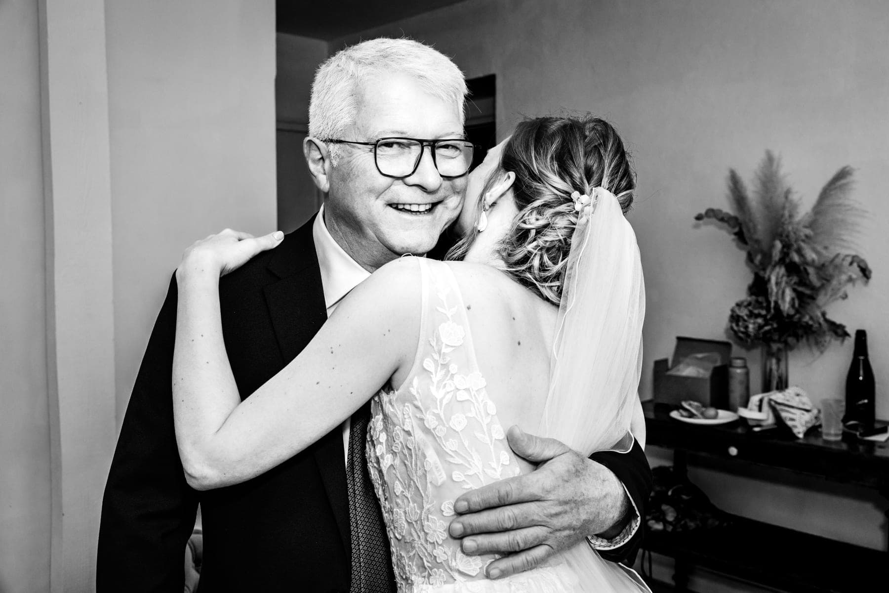 Père qui serre sa fille mariée dans ses bras — émotion père mariage Montauban