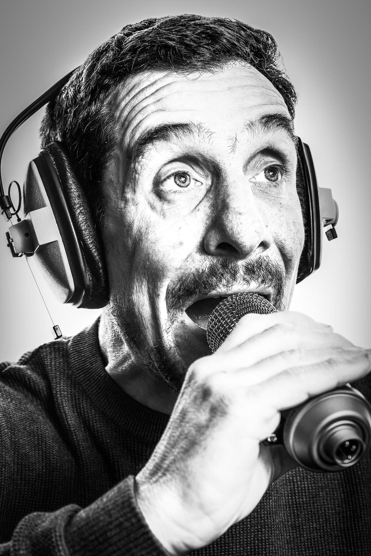 Portrait noir et blanc homme casque audio — photographe portrait créatif Montauban