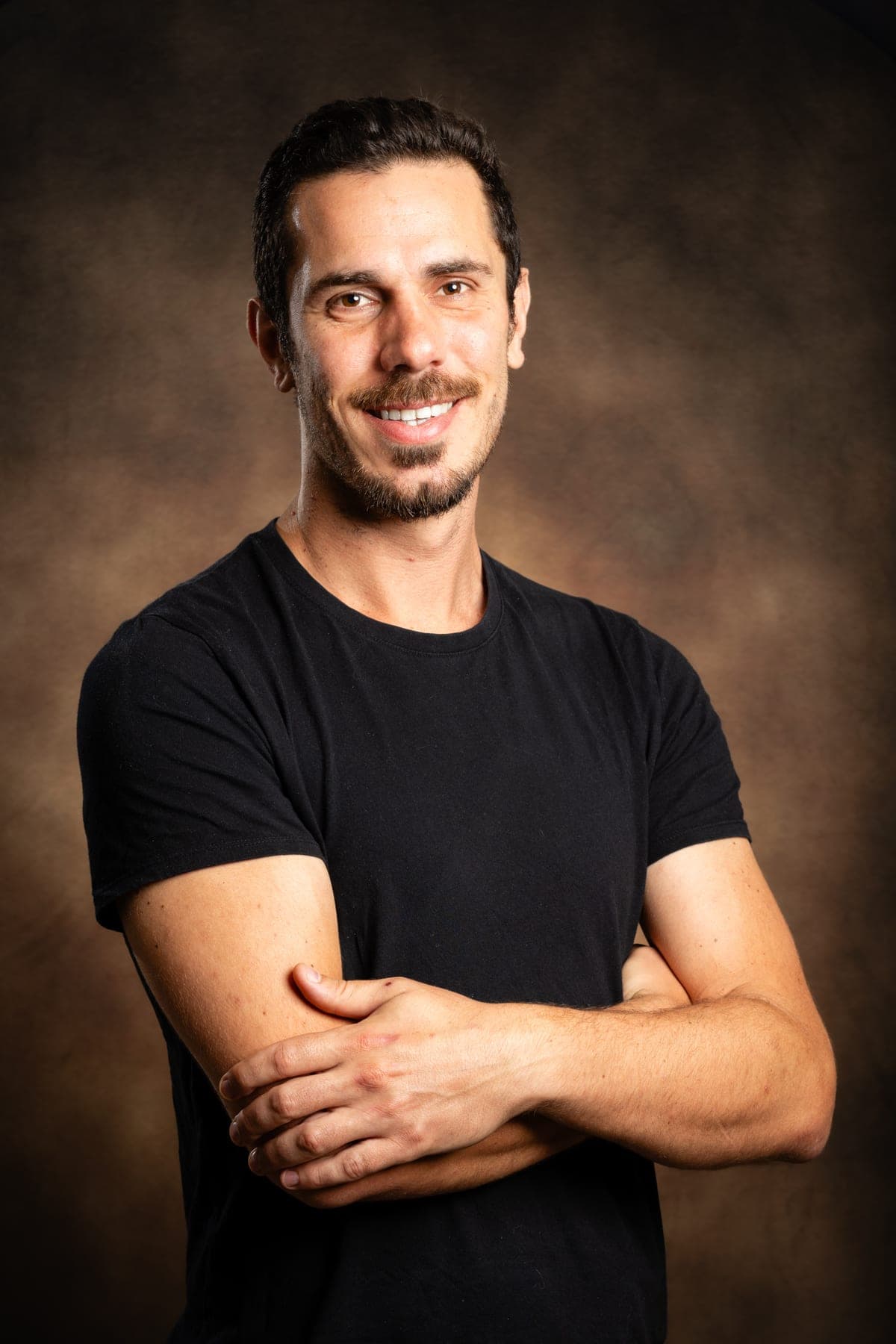 Portrait homme studio fond brun — séance portrait professionnel Montauban
