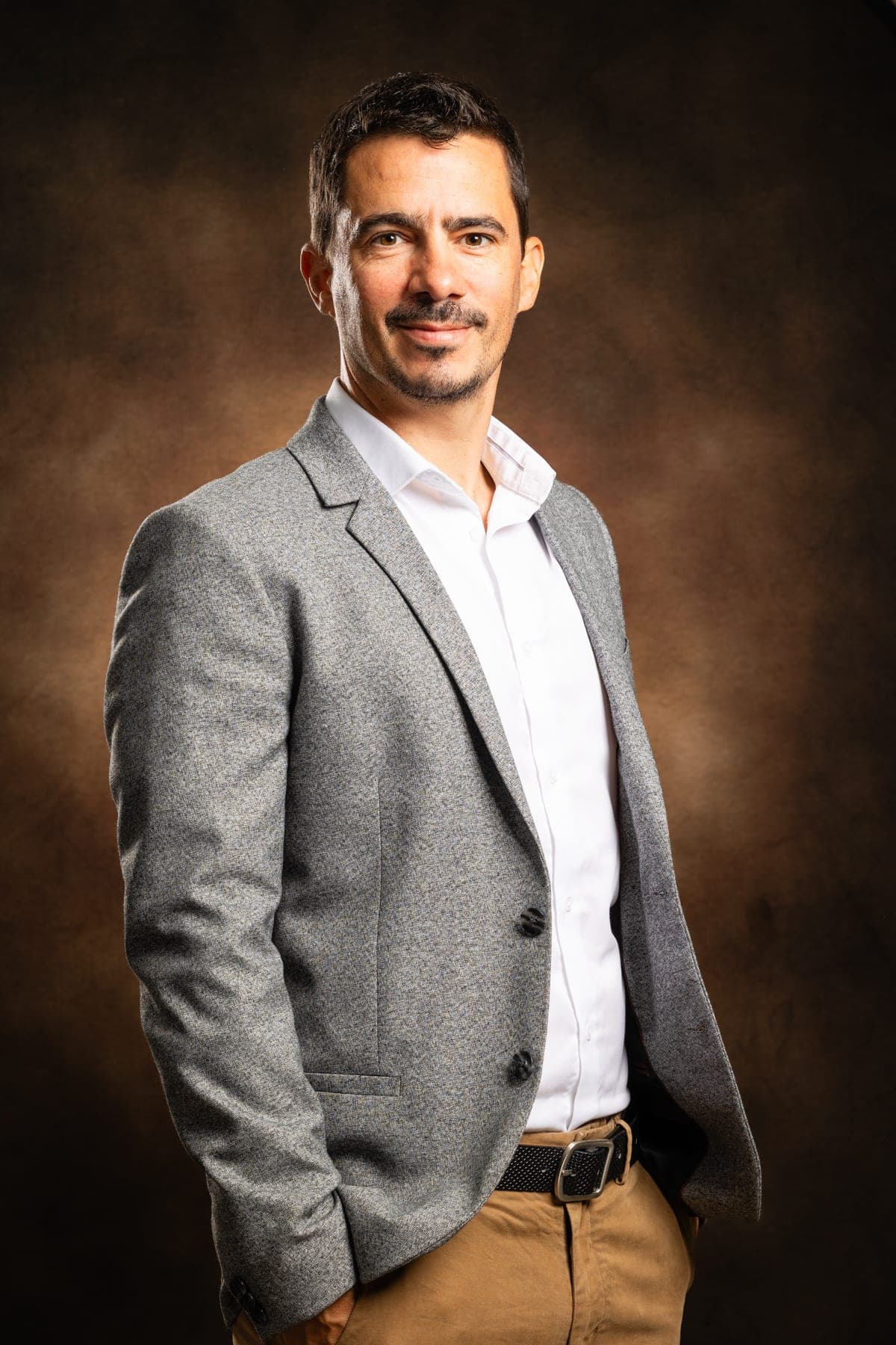 Portrait homme costume corporate — photographe professionnel Montauban