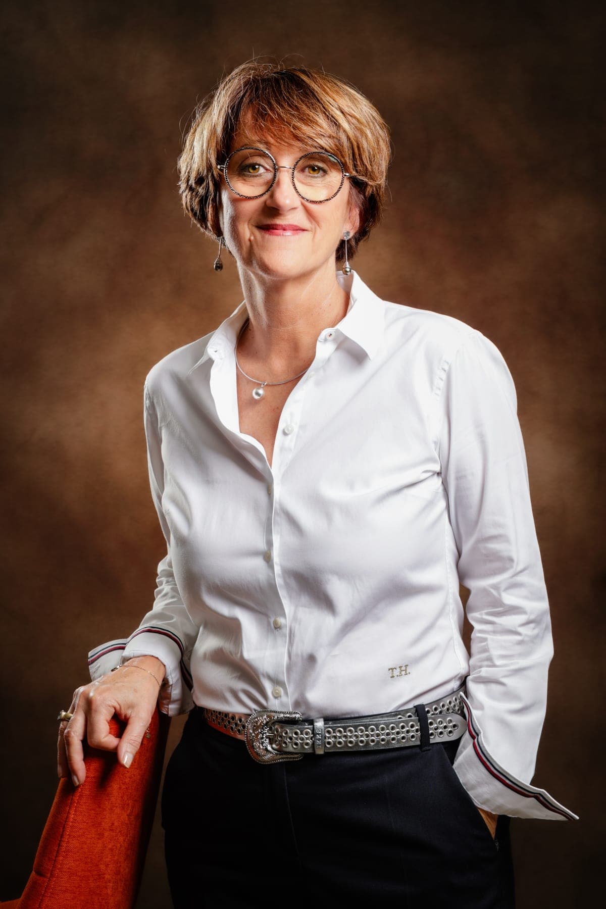 Portrait femme souriante fond brun — photographe portrait Montauban