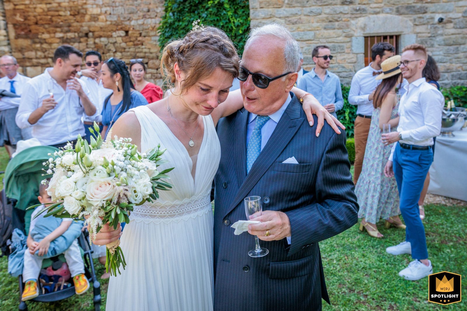 Photo de mariage primée au WPJA — père et fille au Château de Cas à Espinas