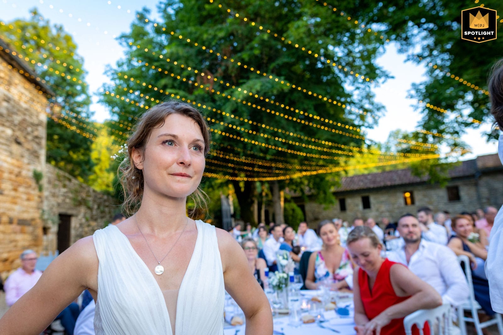 Photo de mariage primée au WPJA — mariée au Château de Cas lors du vin d'honneur