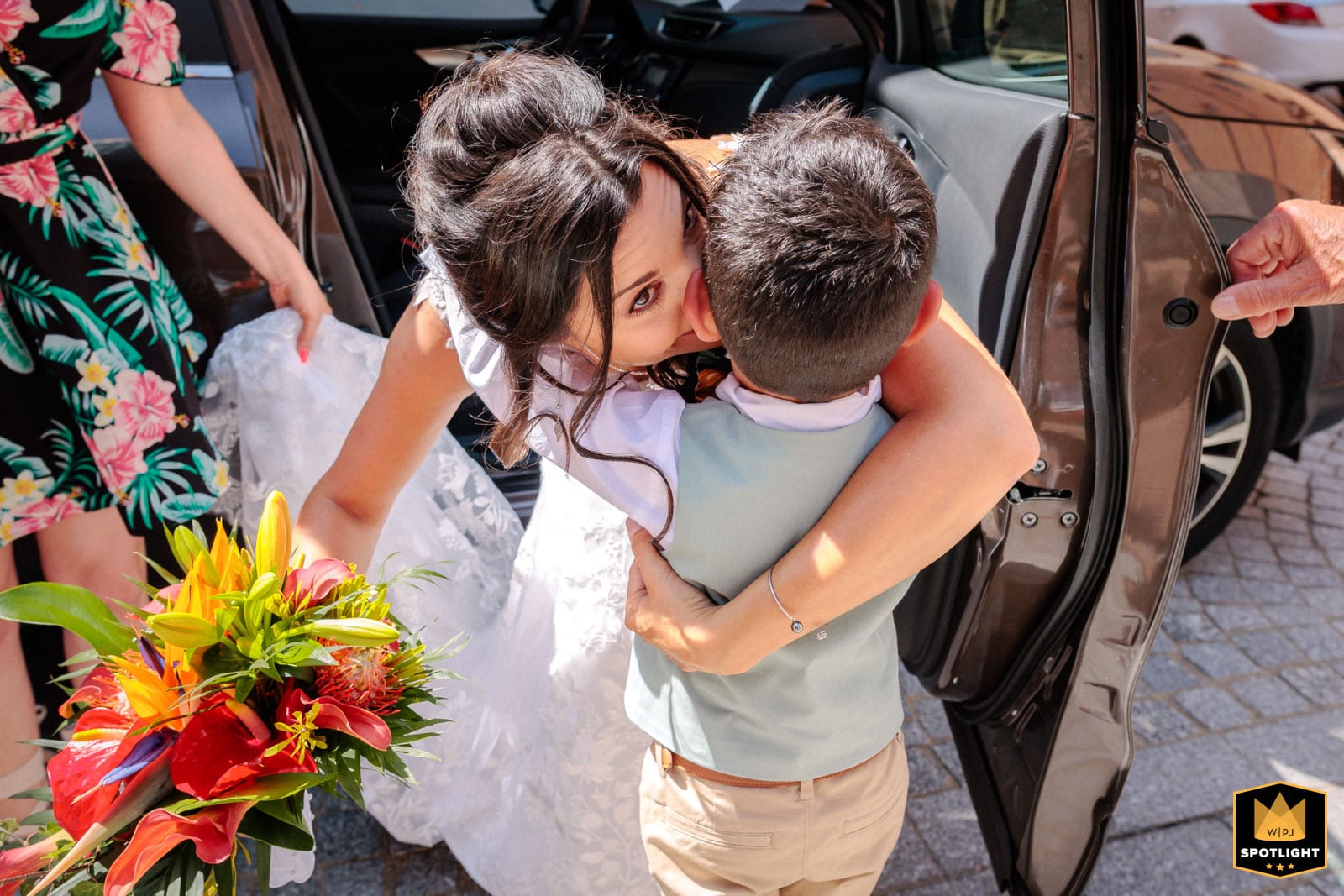 Photo de mariage primée au WPJA — mariée à la sortie de l'église à Montauban