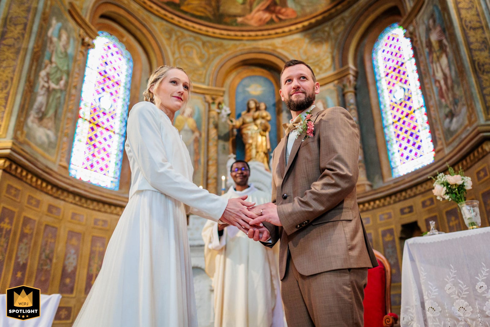 Photo de mariage primée au WPJA — couple à l'église de Lafrançaise