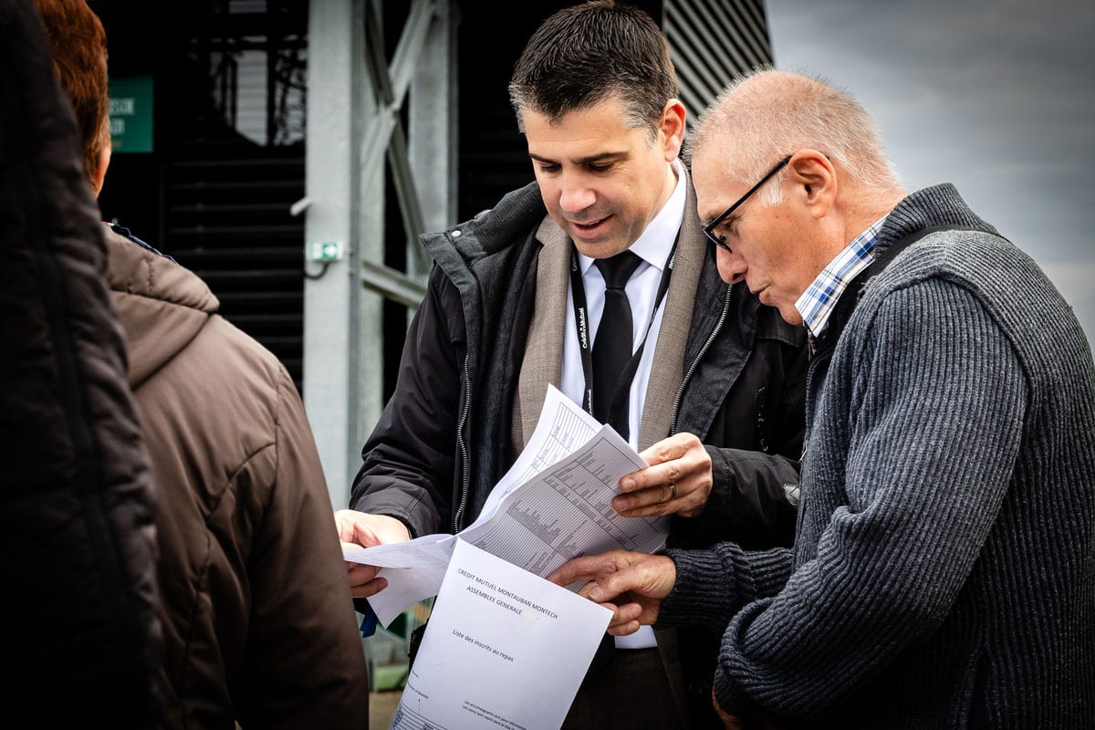 Moments d'échange entre invités lors d'un événement corporate à Montauban