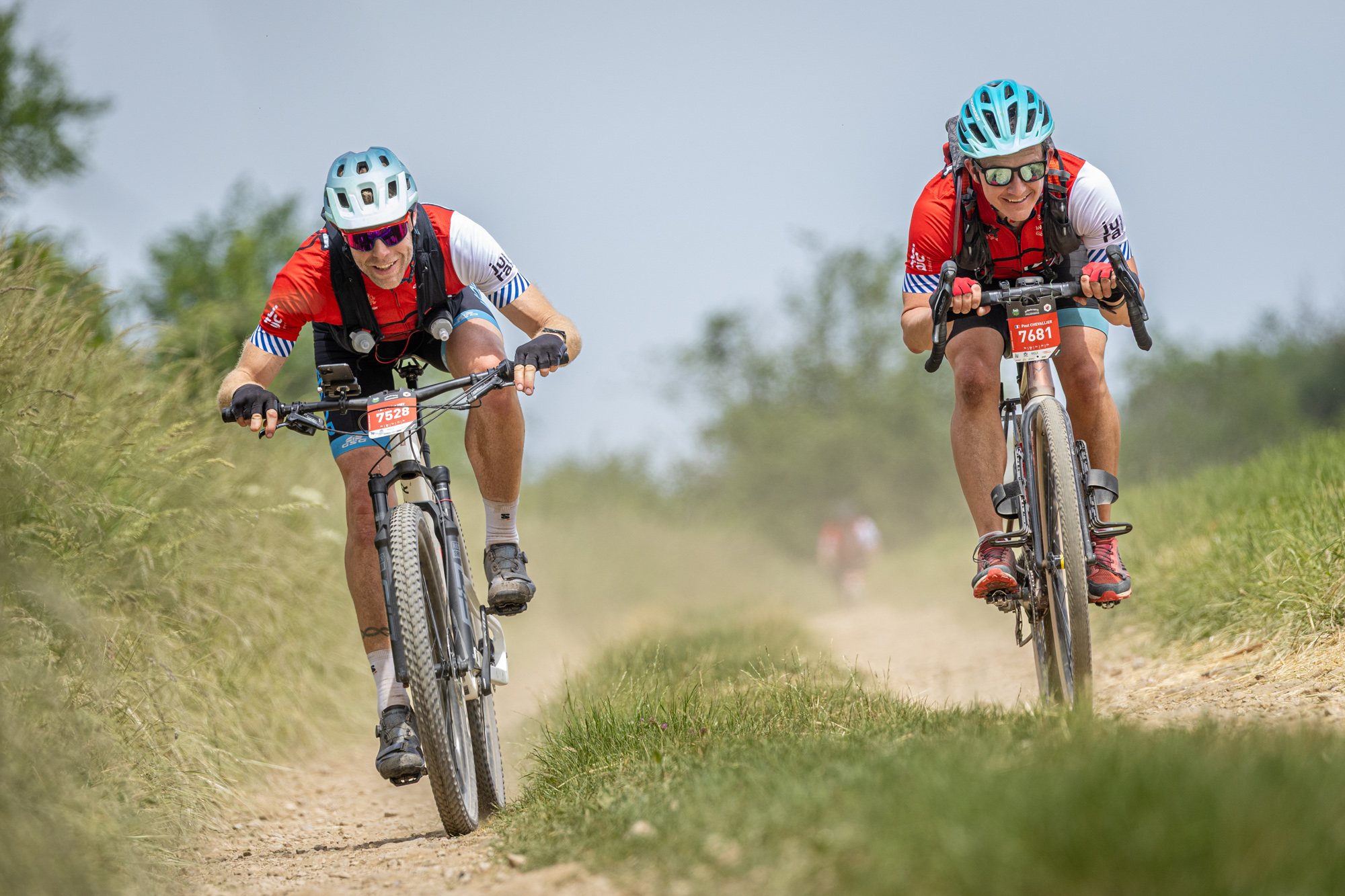 Coureurs cyclistes sur les routes du Jura lors de la Cyclosportive 2026
