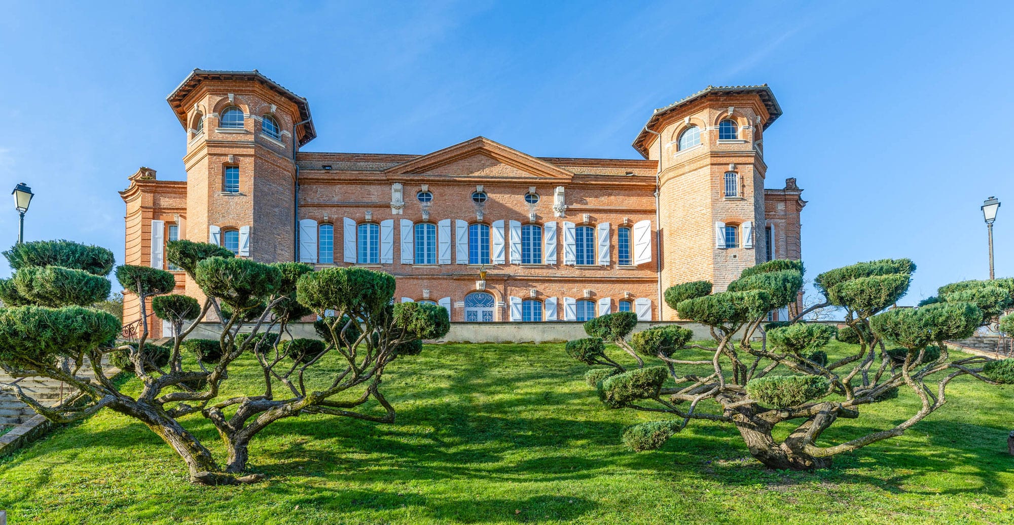 Couple de mariés dans les jardins du château Loubejac