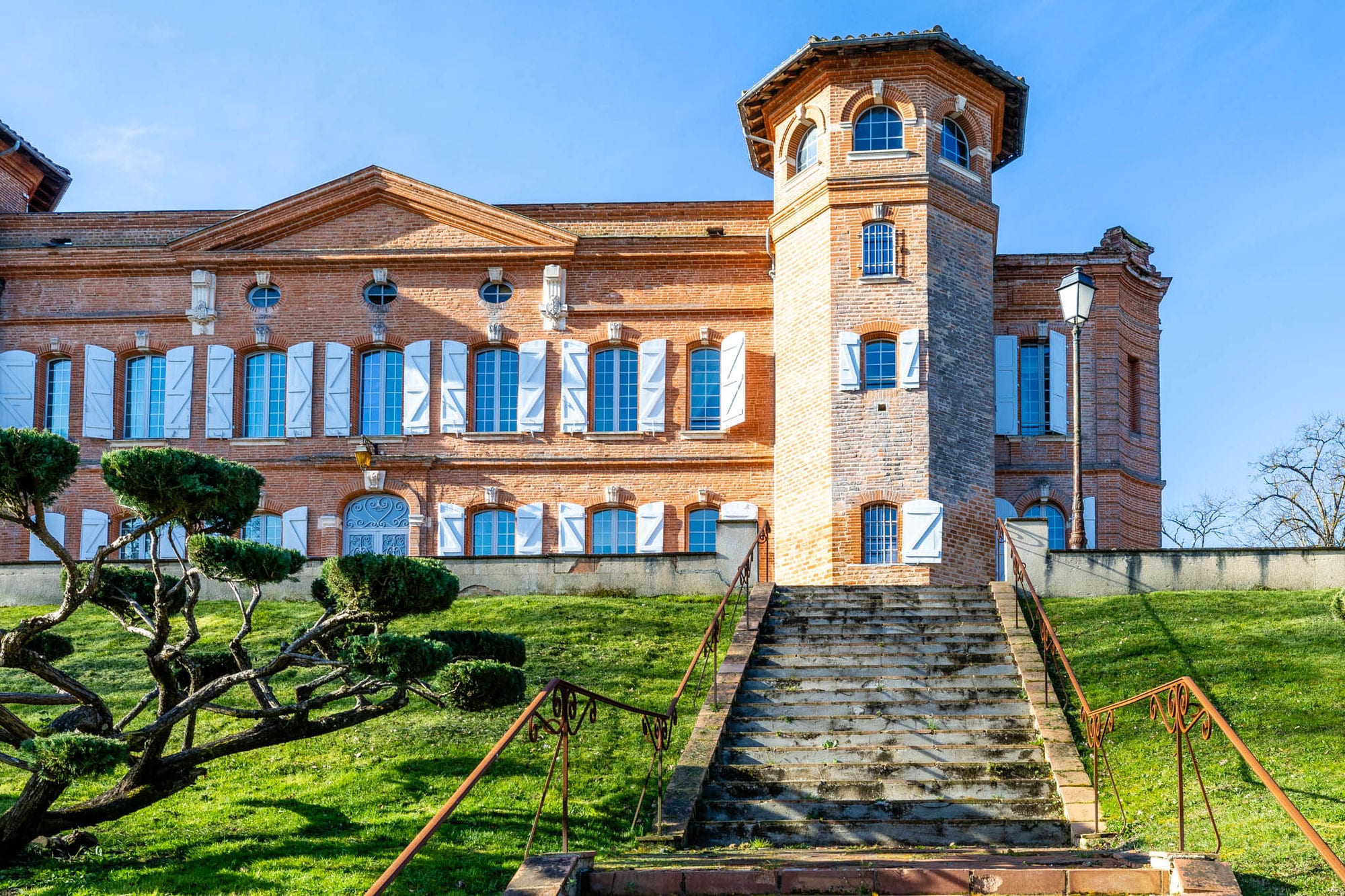 Cérémonie de mariage en plein air au château de Loubejac