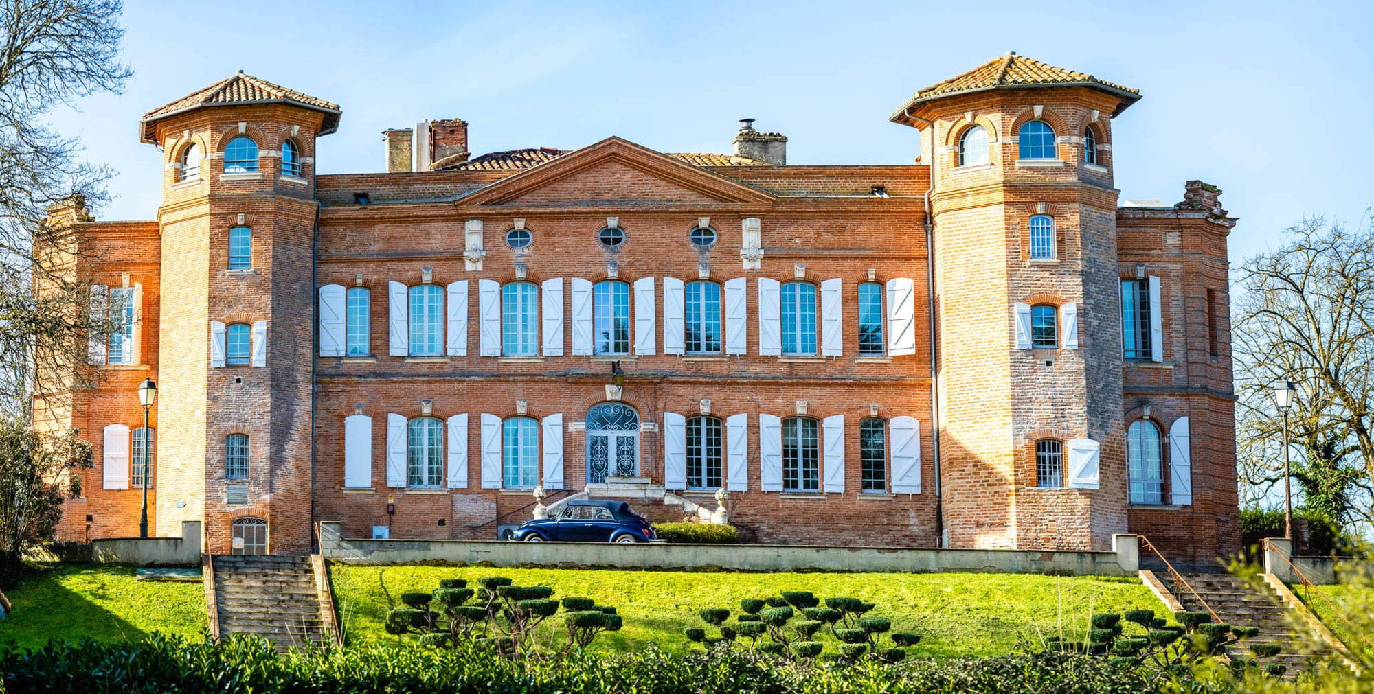 Couple de mariés devant le château Loubejac en Tarn-et-Garonne
