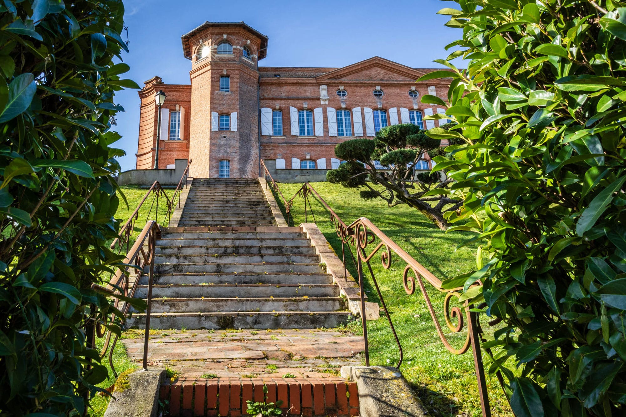 Vue panoramique du Domaine de Loubejac depuis les jardins