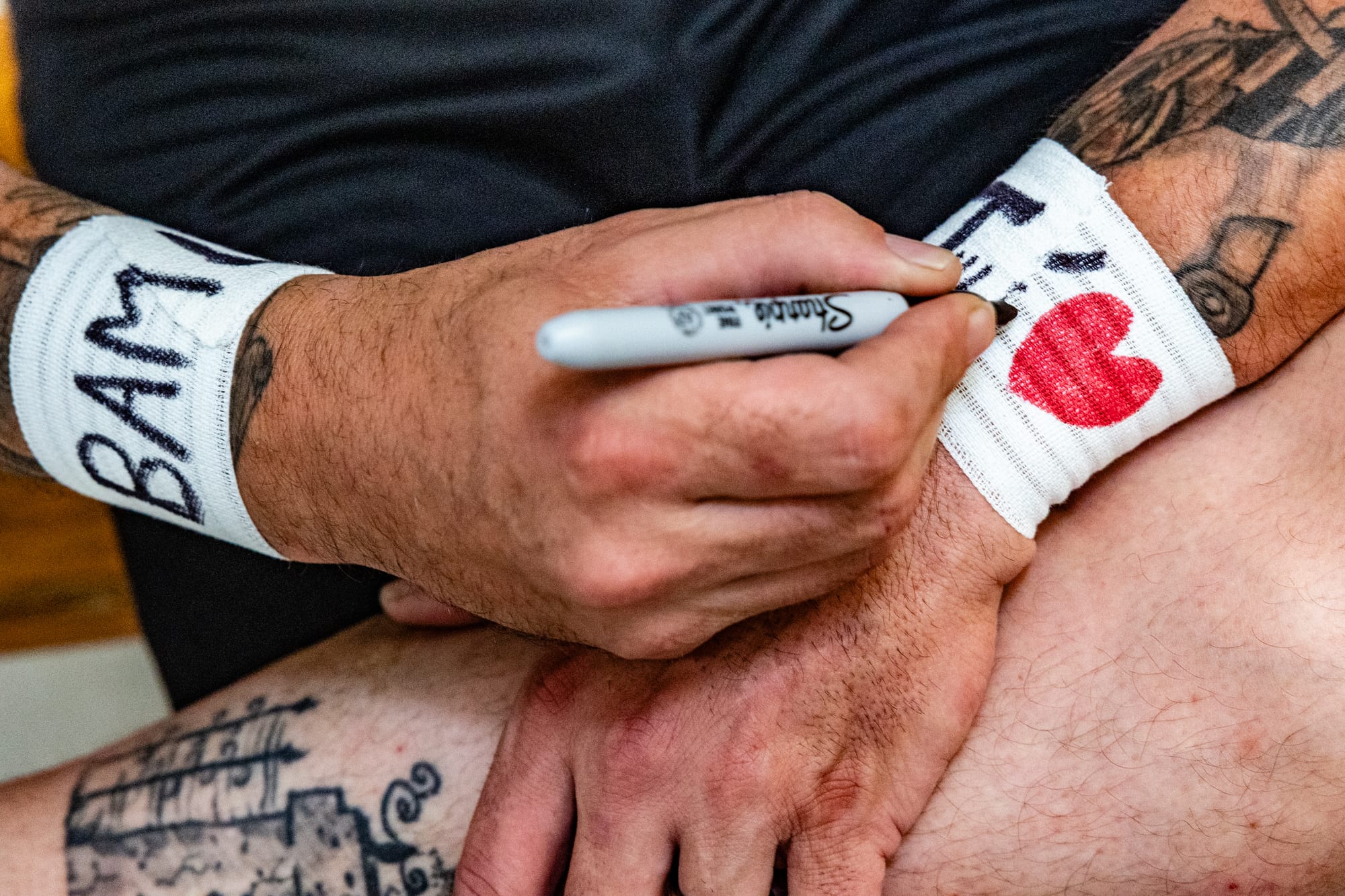 Joueur des Pandas de Montauban écrit son surnom BAM sur son bandage avant la finale de para rugby