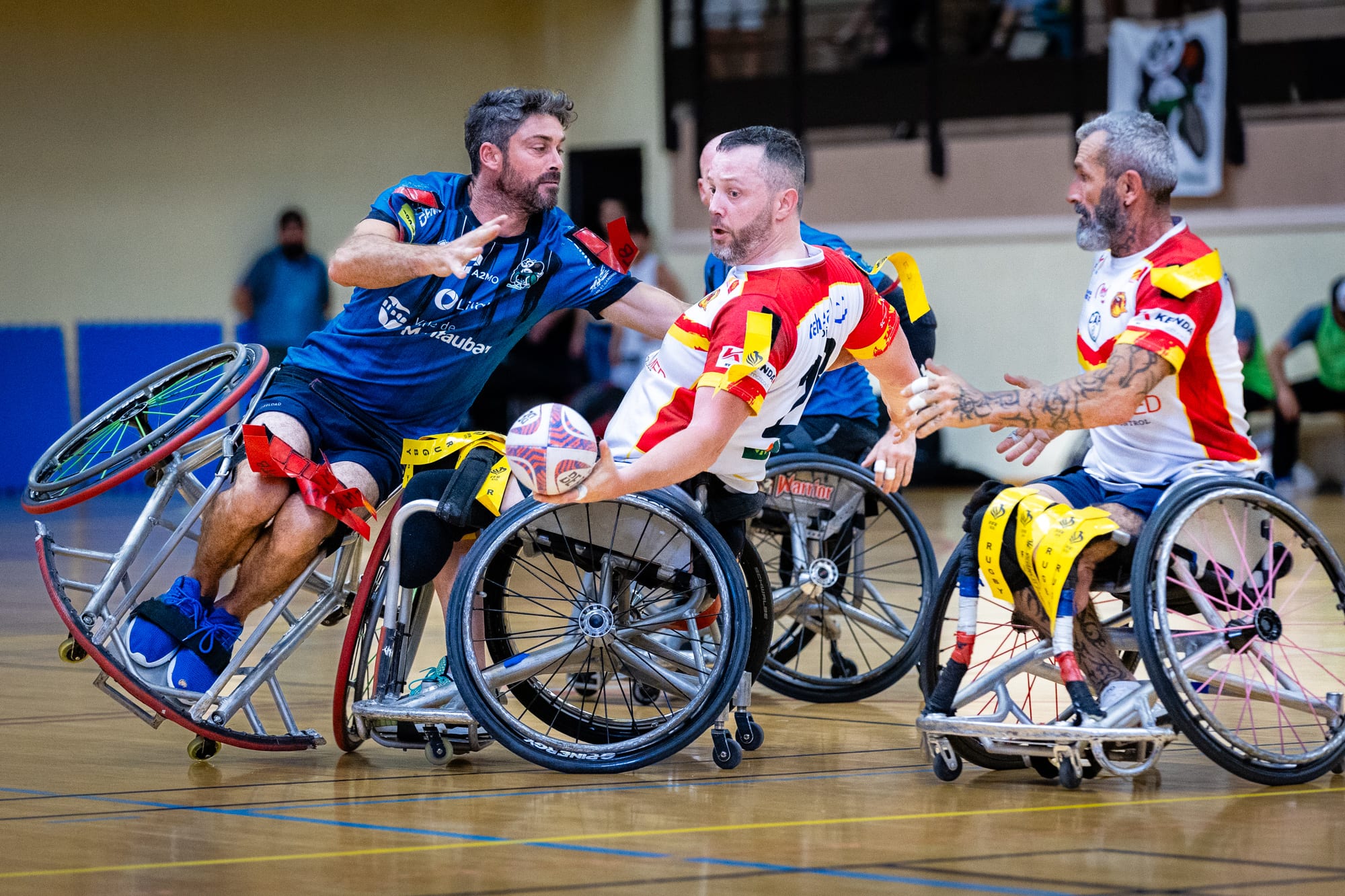 Action à trois joueurs lors de la finale para rugby Montauban vs Dragons Catalans 2025