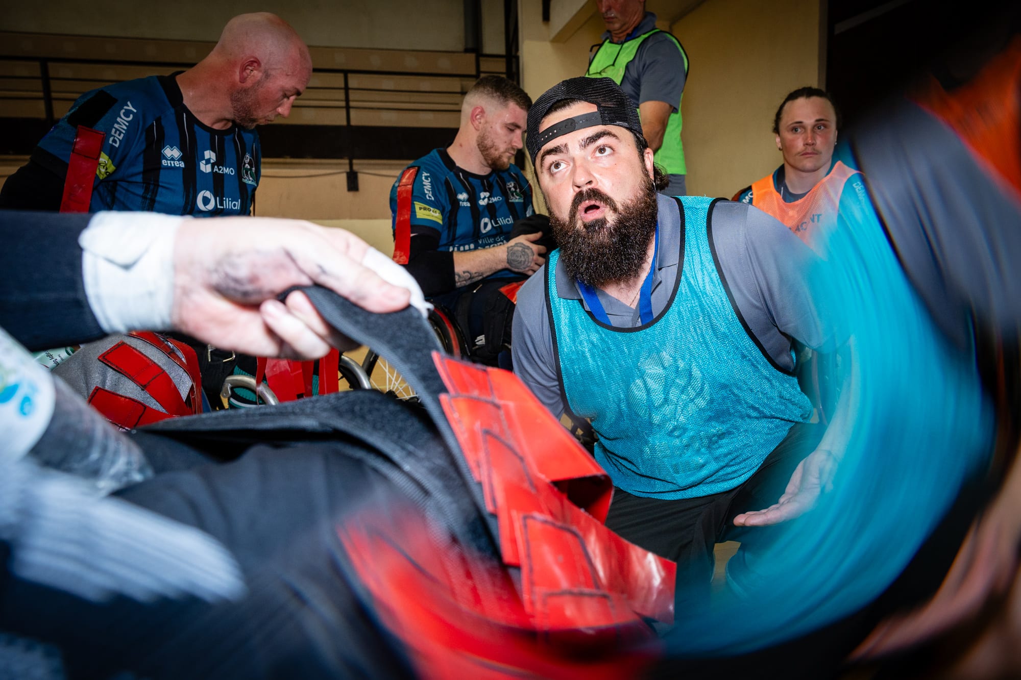Coulisses de la finale de para rugby — staff ajuste les fauteuils roulants des Pandas de Montauban