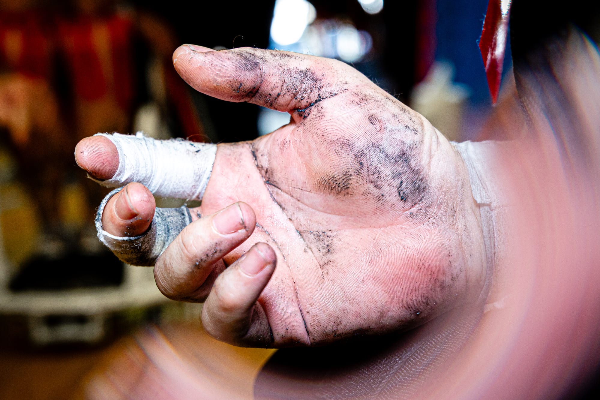 Gros plan sur les mains abîmées et bandées d'un joueur de para rugby après la finale