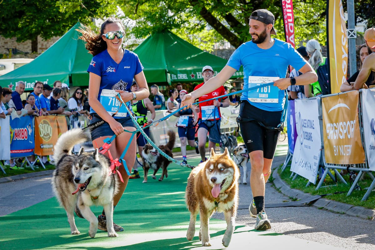 Photographe sportif couvrant les Gendarmes et les Voleurs de Temps en Occitanie