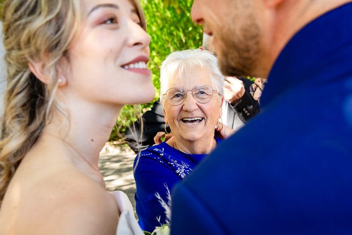 Sourire d'une grand-mère face aux mariés lors d'un mariage à Montauban