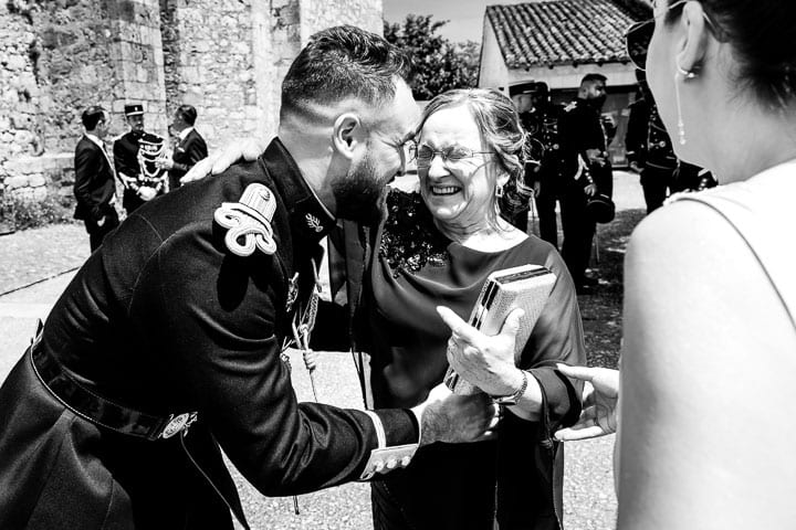 Éclat de rire entre le marié et une invitée lors d'un moment spontané