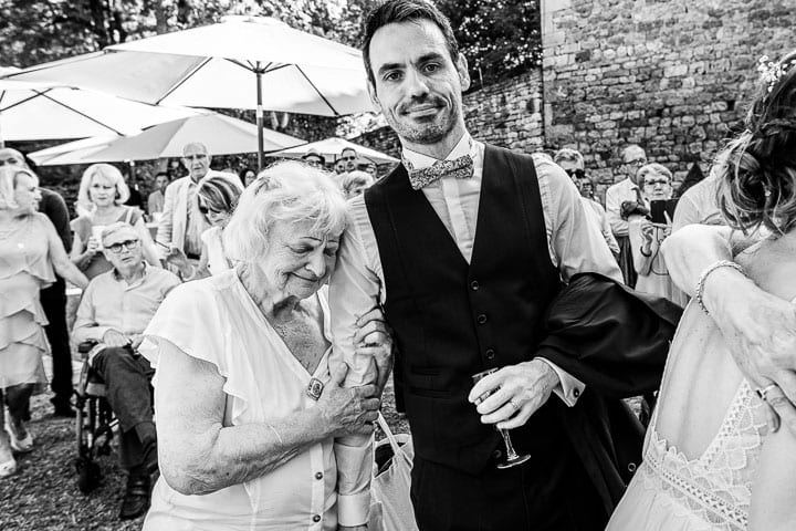Moment de complicité entre invités lors d'un mariage photographié à Montauban