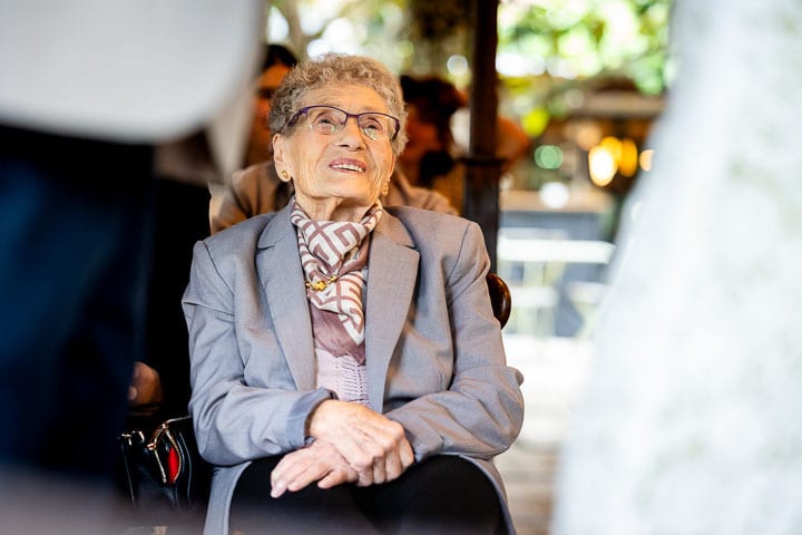 Regard d'une invitée âgée pendant la cérémonie de mariage