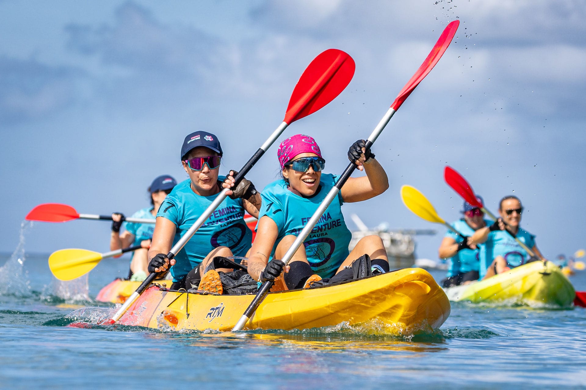 Course de kayak en mer lors d'un raid multisport féminin en Guadeloupe