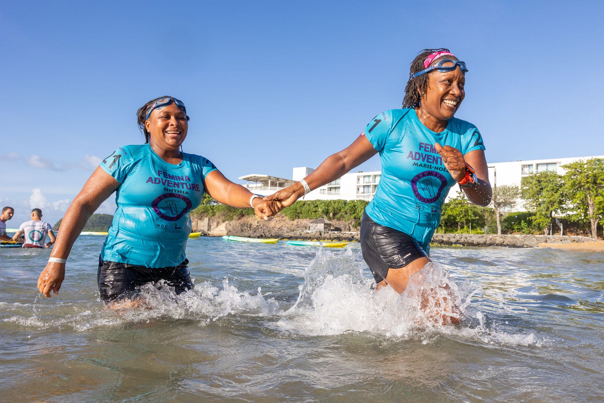 Arrivée d'épreuve aquatique lors du raid féminin en Guadeloupe — moment de complicité