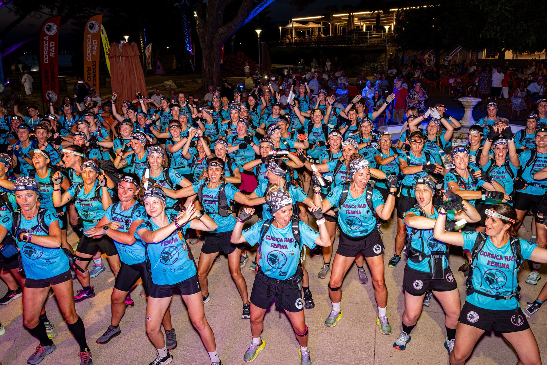 Échauffement collectif lors d'un événement sportif féminin en soirée en Guadeloupe