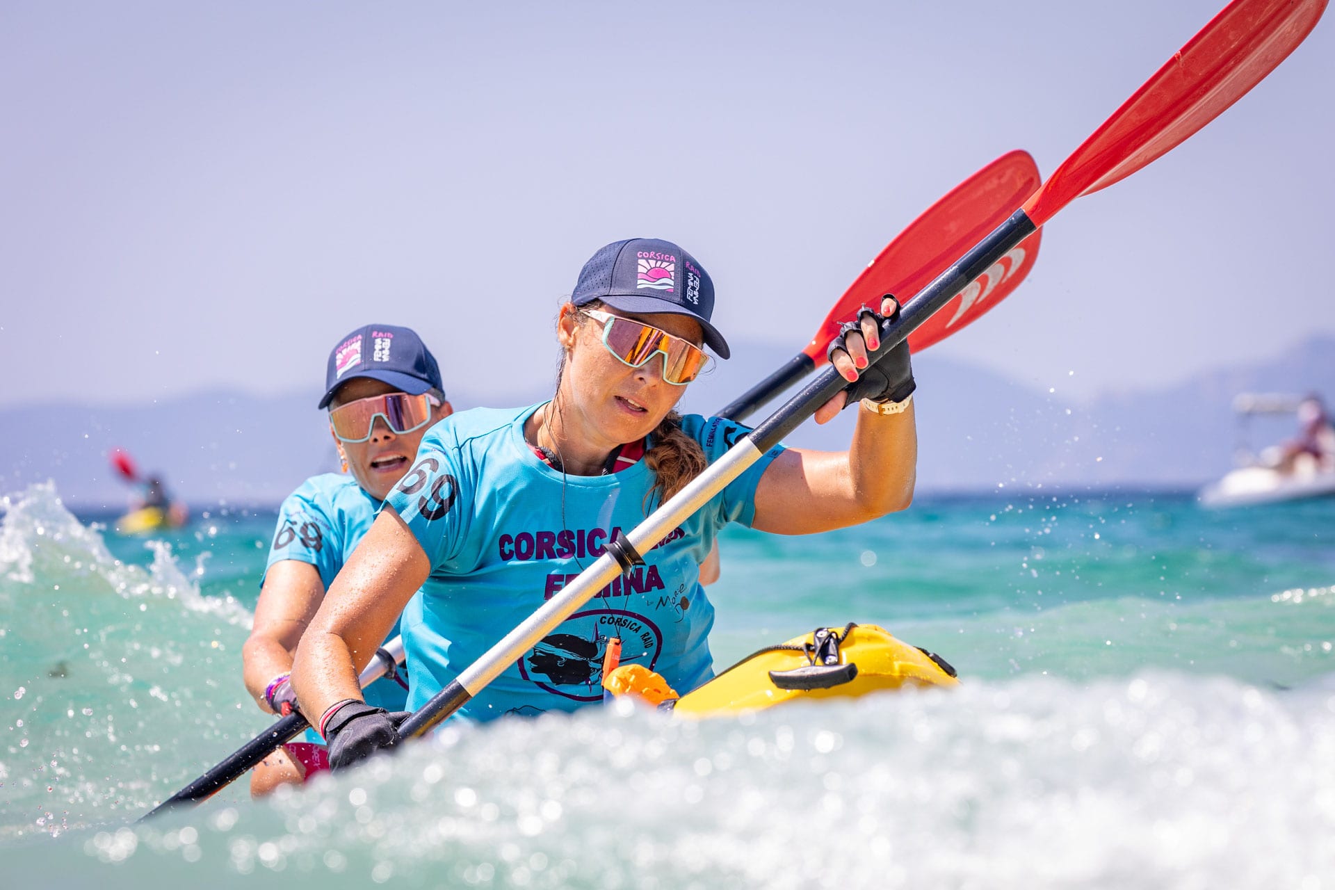 Duo de participantes en kayak en mer en plein effort lors du raid en Guadeloupe