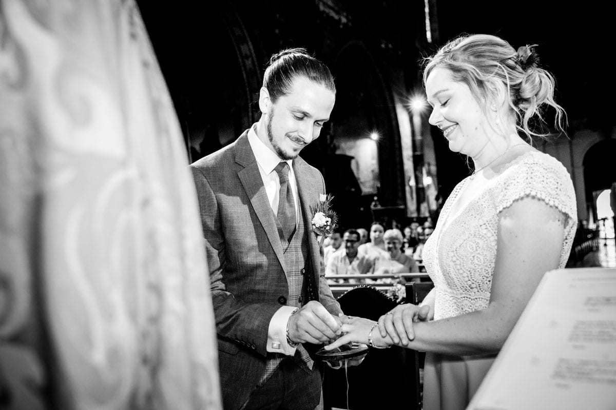 Échange des alliances pendant une cérémonie de mariage photographiée en noir et blanc à Montauban