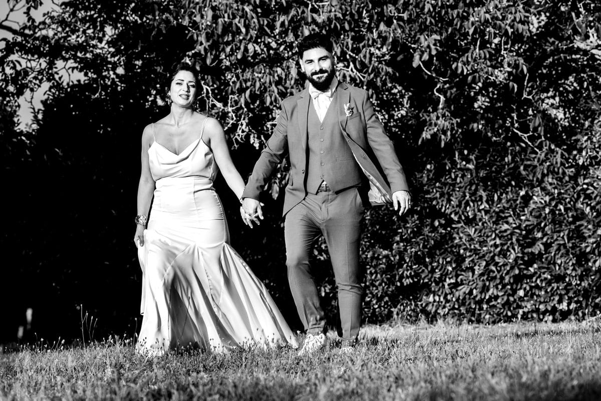 Séance couple naturelle en noir et blanc réalisée par Cyril Langeard photographe de mariage à Montauban