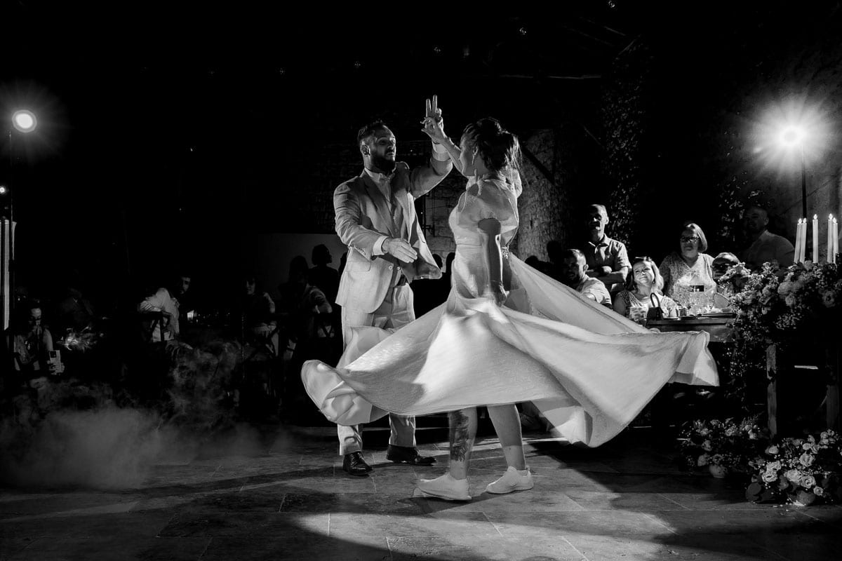 Ouverture de bal des mariés photographiée en noir et blanc dans un reportage de mariage en Occitanie