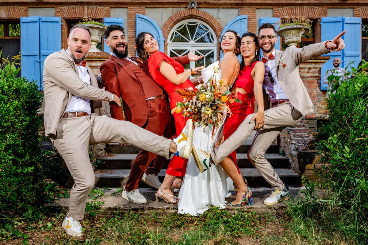 Photo de groupe de mariage naturelle et décalée réalisée par un photographe de mariage à Montauban