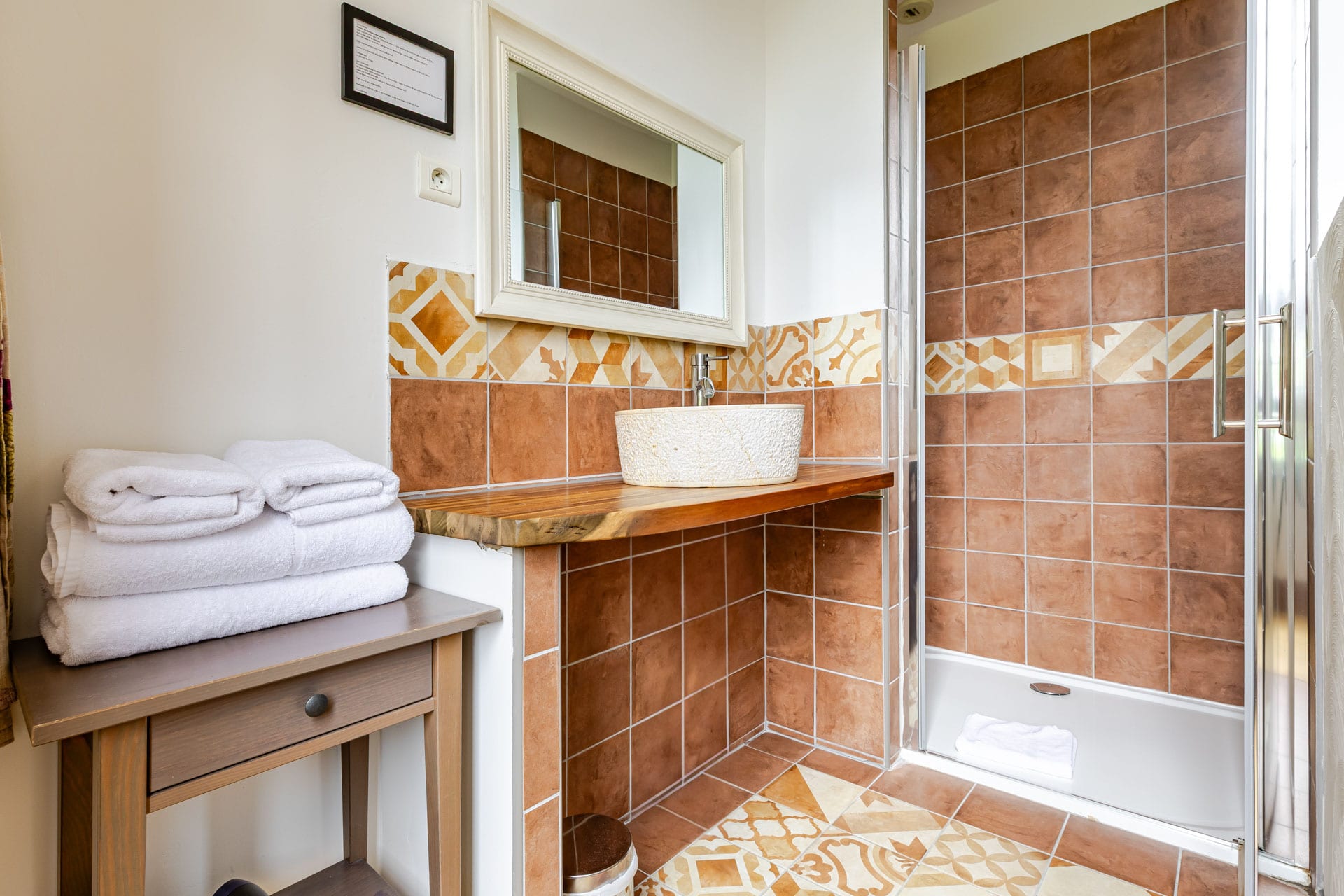 Salle de bain rénovée photographiée professionnellement au Château de Loubéjac en Occitanie