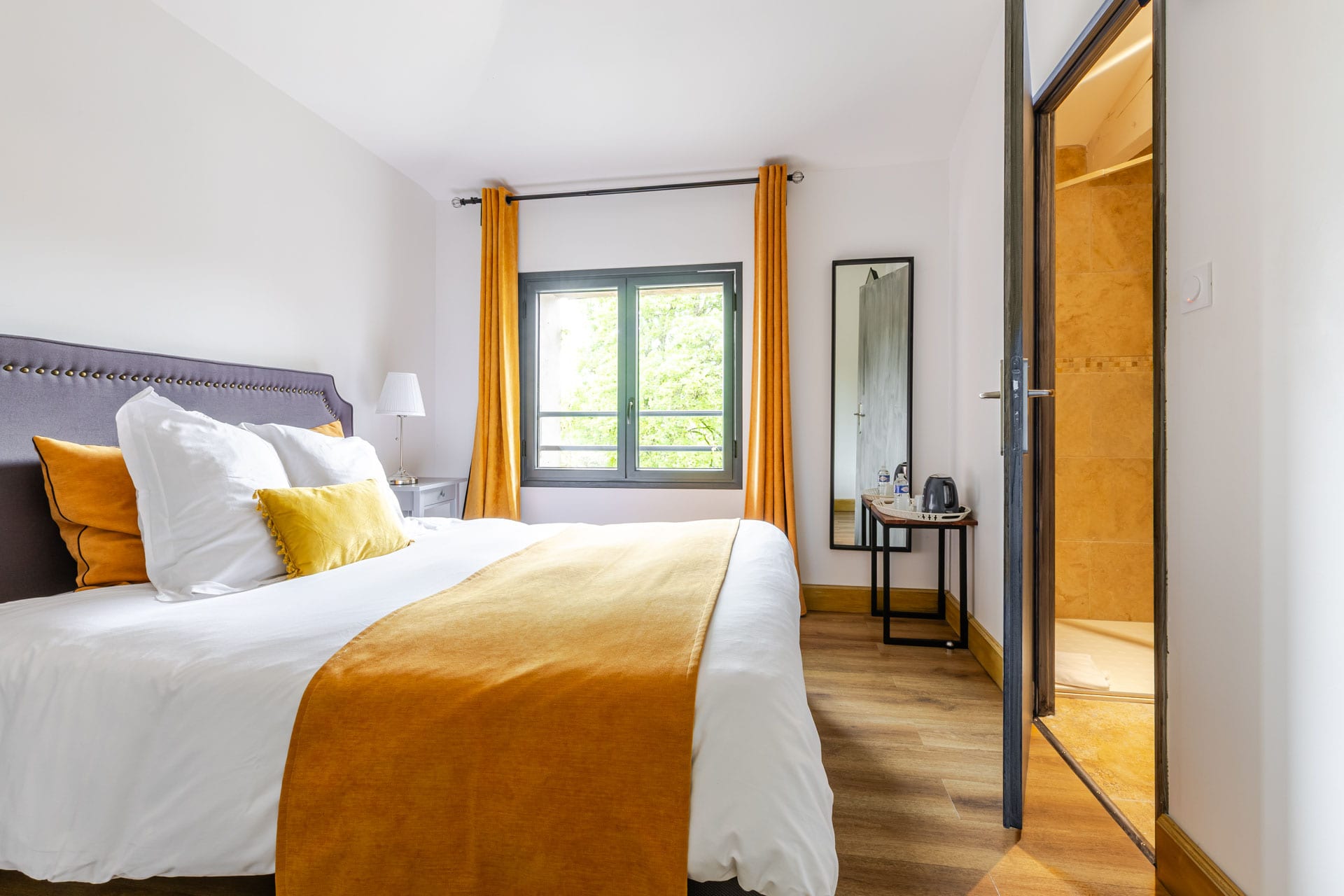 Chambre avec salle de bain privative et lumière naturelle au Château de Loubéjac