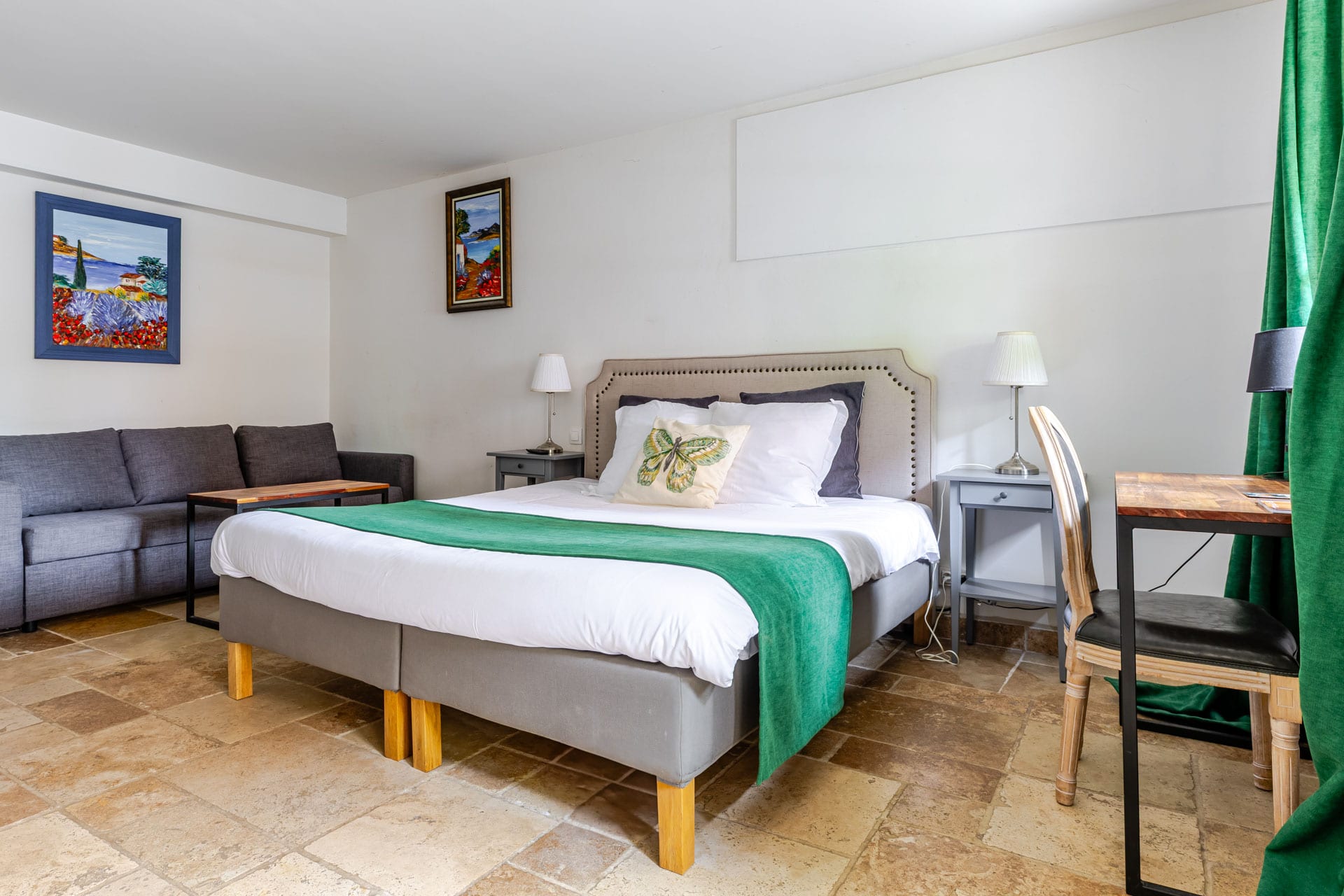 Chambre spacieuse avec coin salon et décoration soignée au Château de Loubéjac