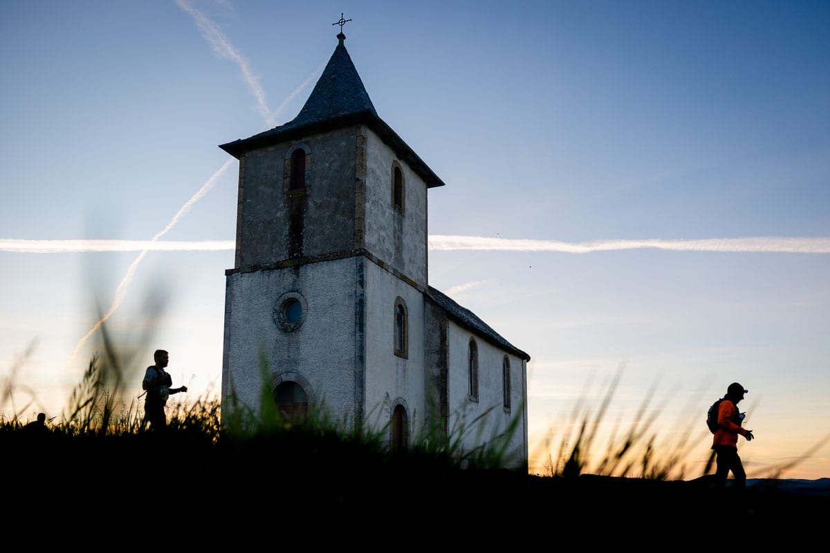 Lever de soleil sur l'Aubrac avec les coureurs du trail en arrière-plan