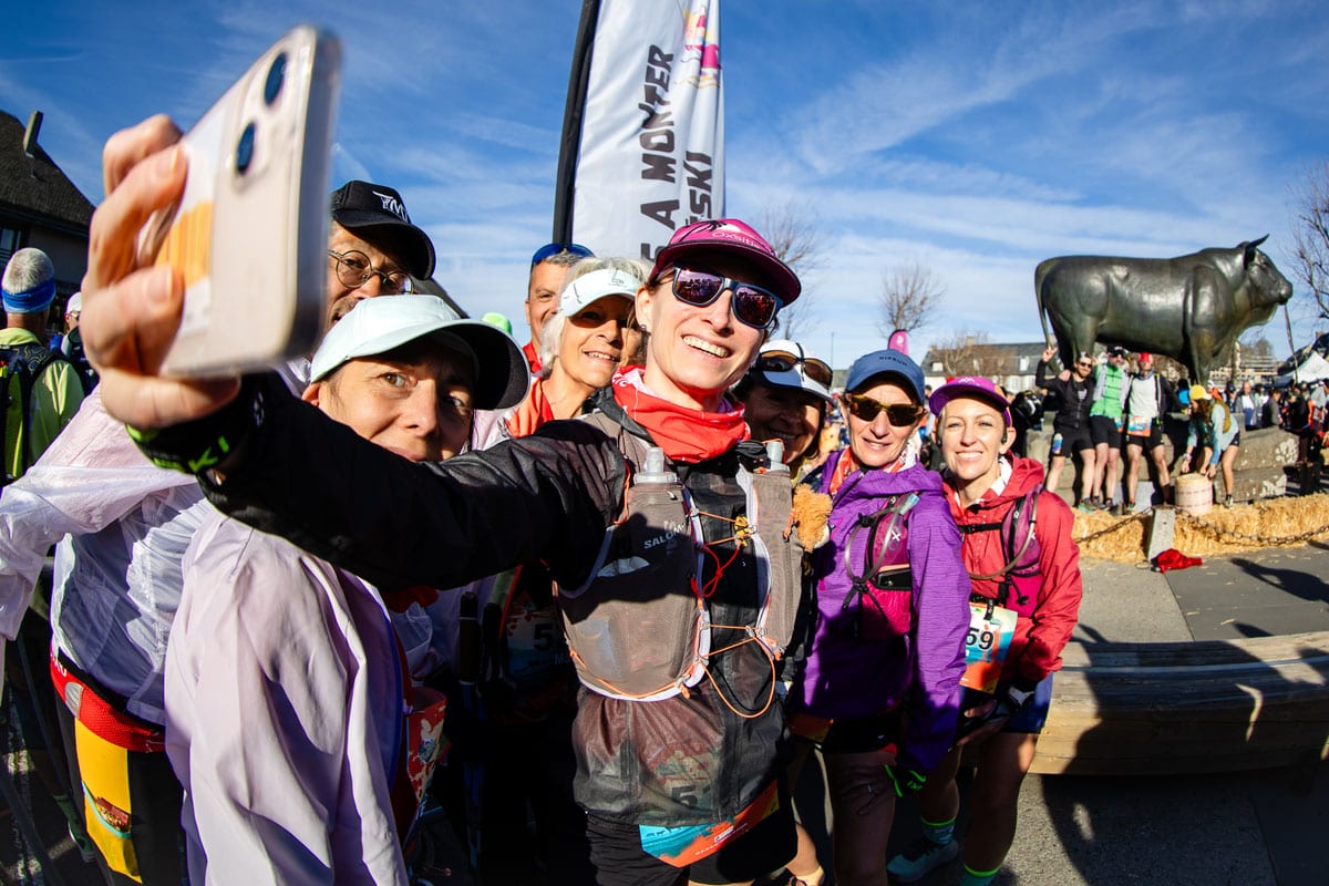 Moment convivial entre coureurs sur le trail de l'Aubrac