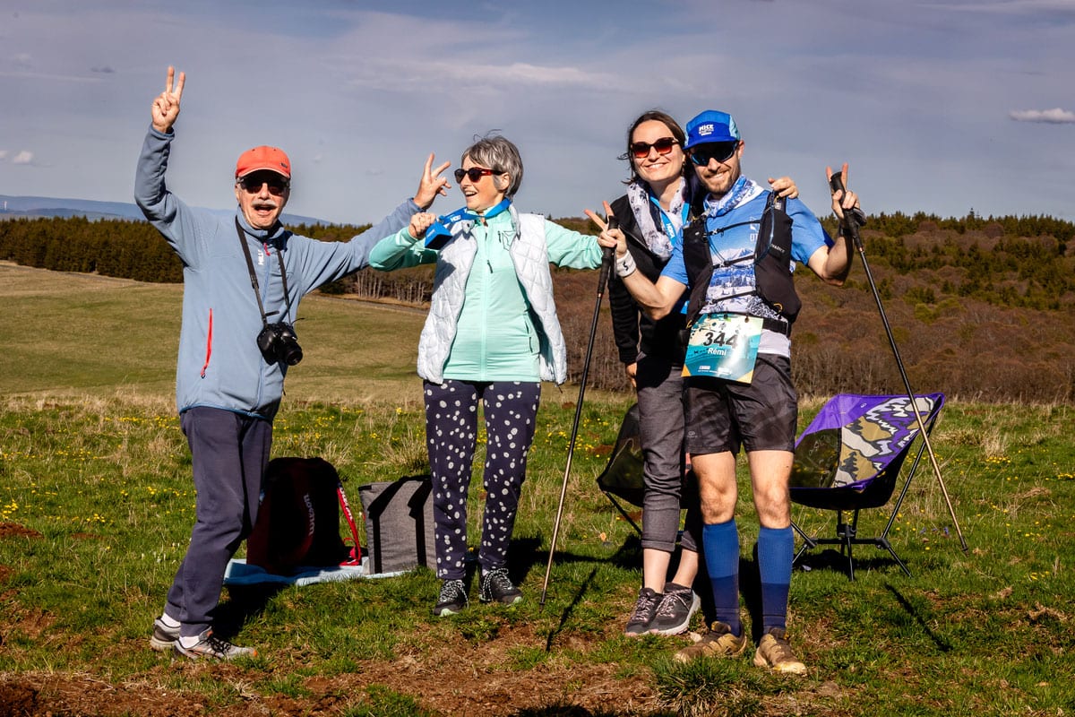 Encouragement des coureurs sur la Trans Aubrac