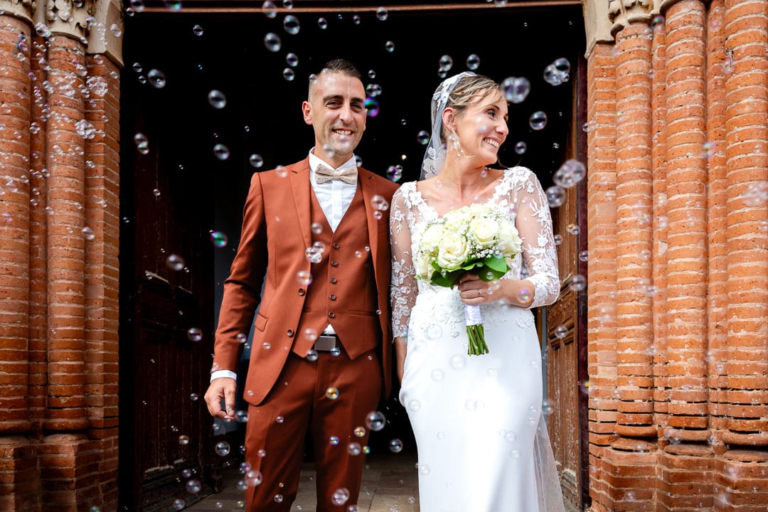 Sortie d'église mariage Montauban joie des mariés et invités