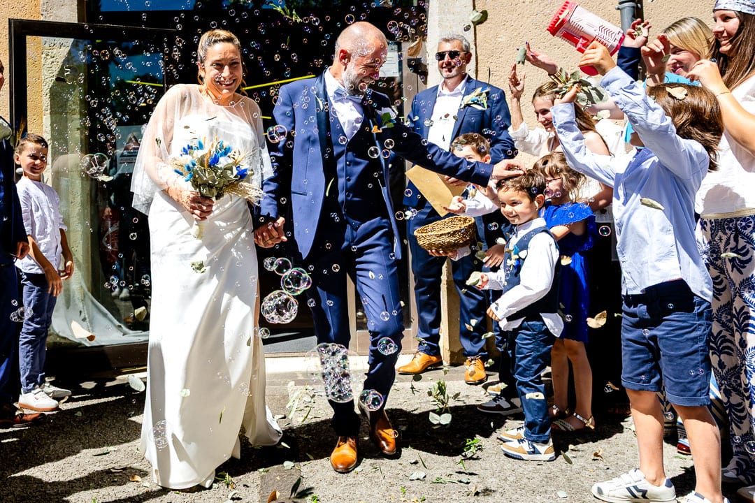 Sortie d'église mariage lancée de pétales moment de joie des mariés en Tarn-et-Garonne